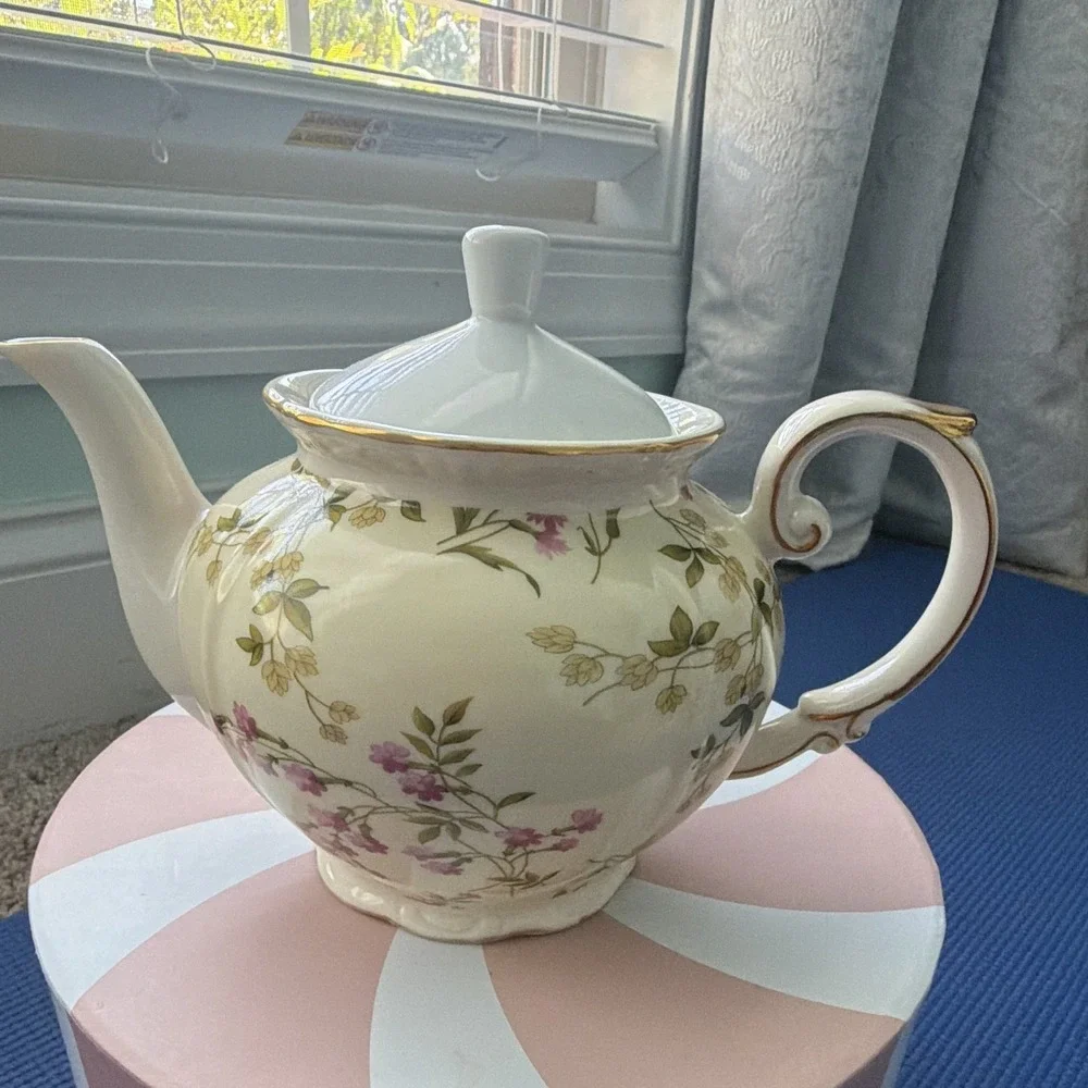 Vintage Gracie China Floral Ceramic Teapot with Gold Trim In Excellent Condition